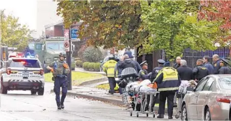  ?? GENE J. PUSKAR/AP ?? Folice and rescuers gather at Tree of Life Synagogue in Pittsburgh after shooting, allegedly by Robert Bowers (below), killed 11 people.