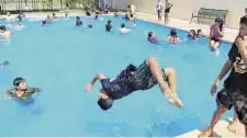  ??  ?? Atentos. Es importante que si acuden a un balneario o alberca, los niños tengan nociones básicas de natación.