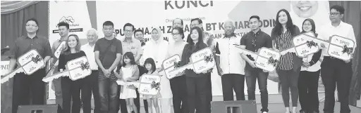  ??  ?? CERIA: Zuraida (tujuh kiri) bergambar pembeli Rumah Projek Vista Perdana Fasa 2 pada Majlis Penyerahan Kunci Rumah Projek Vista Perdana Fasa 2, Miri kepada 10 pembeli di Naim Club House, semalam. Kelihatan sama, Abdul Hamed (empat kiri), Lee (enam kiri), Ahmad Azizi (belakang, tujuh kanan) dan Dr Teo (belakang, enam kanan).