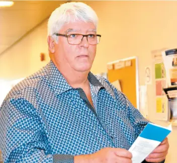  ??  ?? Mario Gauthier a été photograph­ié à son arrivée au palais de justice de Chicoutimi, hier matin. L’homme prétend que sa vie a été complèteme­nt ruinée. PHOTO AGENCE QMI, ROGER GAGNON