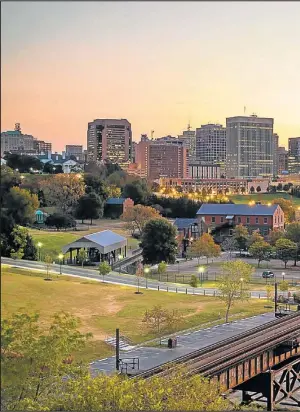  ??  ?? URBANO. El mismísimo G. Washington planificó la canalizaci­ón del río James para transporta­r productos; en 1800 llegó el tren y en 1900 las rutas.