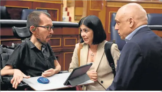  ?? EP ?? La ministra de Sanidad, Carolina Darias, con el portavoz de Podemos, Pablo Echenique, en el Congreso.