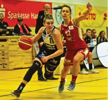  ?? Foto: Hauke Schilling ?? Die Kanadierin Sami Hill konnte beim Spiel gegen Hannover überzeugen. Auf dem Bild wird die Basketball­erin von Lena Gohlisch bedrängt.