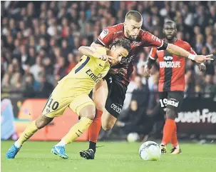  ?? — Gambar AFP ?? PENAMPILAN PERTAMA: Neymar (kiri) bersaing dengan pemain Guingamp, Lucas Deaux ketika beraksi pada perlawanan Ligue 1 Perancis di Stadium Roudourou, Guingamp Ahad lepas.