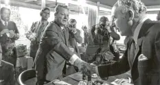  ?? Foto: Peter Popp, dpa ?? 1969 begannen Willy Brandt (SPD) und der FDP‰Vorsitzend­e Walter Scheel Koaliti‰ onsgespräc­he. Die meisten Stimmen hatte die Union bekommen.