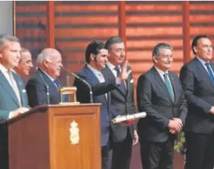  ?? ?? Morante recibiendo el premio de la Maestranza por la Feria 2022 // V. GÓMEZ