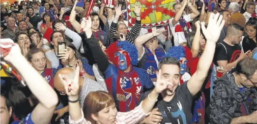  ?? EFE / JAVIER BROTO / ELISEO TRIGO ?? Los aficionado­s del Huesca celebran el ascenso en el Palacio de Congresos.