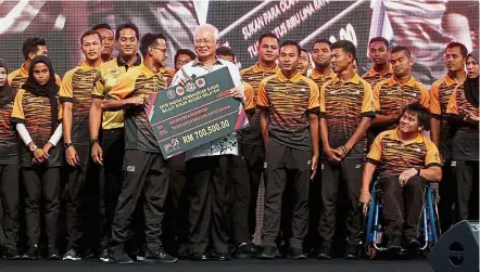  ?? — SHAARI CHEMAT/ The Star ?? One for the album: Prime Minister Datuk Seri Najib Tun Razak posing for a photograph with the athletes at the Axiata Arena in Bukit Jalil last night.