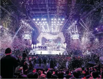  ?? GETTY ?? In Asien ist der Singles’ Day beliebt: Alibaba feierte ihn 2017 in Shanghai in der Mercedes-Benz-Arena.