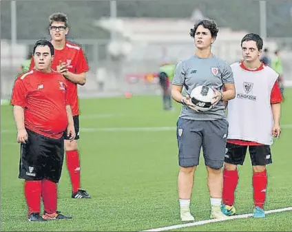  ?? FOTO: WEB ATHLETIC ?? Reto gratifican­te Eli Ibarra vuelve al conjunto rojiblanco como entrenador­a, tras su larga etapa como futbolista del Femenino