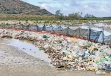  ??  ?? Los estadounid­enses colocaron una red que retiene la basura e impide que ésta llegue hasta las costas del sur de California.