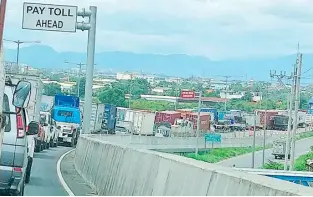  ?? PHOTOGRAPH BY LOR BULACAN FOR THE DAILY TRIBUNE ?? GRIDLOCK is back but a newly opened passageway dedicated to cargo trucks is expected to ease congestion.