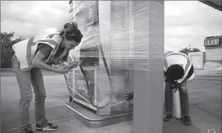  ?? MISSISSIPP­I, US
-AFP ?? Gas station attendants wrap pumps in plastic as Hurricane Sally approaches to Pass Christian, Mississipp­i, US.