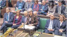  ?? FOTO: DPA ?? Auf der Suche nach Mehrheiten: die britische Premiermin­isterin Theresa May (Mitte) im Unterhaus.