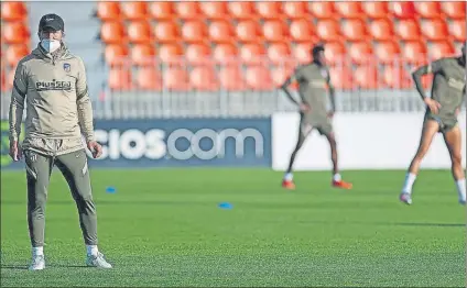  ?? FOTO: EFE ?? Diego Pablo Simeone, entrenador del Atlético de Madrid, durante uno de los últimos entrenamie­ntos del equipo