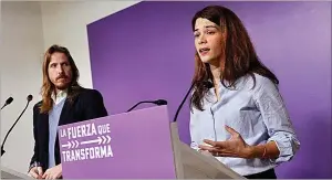  ?? ?? Isa Serra, en primer plano, y Pablo Fernández, en segundo, en la rueda de prensa de ayer.