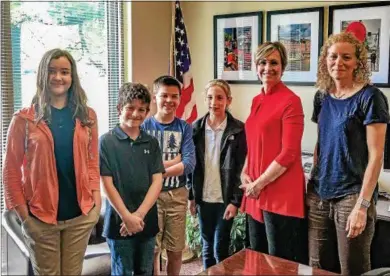  ?? SUBMITTED PHOTO ?? A group of students wants to limit plastic bags and are spearheadi­ng an initiative to do just that in West Chester. The students, from left Lulu Slattery, Auden Vosburgh, William Bradley, Paige Fisher, Mayor Dianne Herrin and Amy Domenick pose while brainstorm­ing.