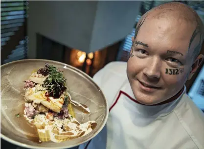  ?? Foto: LeIF WeCKstRÖM ?? Köksmästar­en Eduard von Veh tillreder helst tørrfisk på norskt vis, serverad på en bädd av potatis, morot, blomkål och brynt smör samt toppad med bacon.