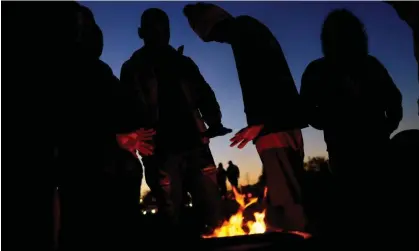  ?? Photograph: José Luis González/Reuters ?? Venezuelan migrants, some expelled to Mexico under Title 42, stand at a campfire on the banks of the Rio Bravo river in Ciudad Juárez, Mexico.