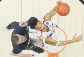  ?? Otto Kitsinger, The Associated Press ?? Gonzaga’s Johnathan Williams shoots in front of UNC Greensboro’s Jordy Kuiper during Thursday’s NCAA Tournament game in Boise, Idaho. The Zags held on for their 10th consecutiv­e first- round win.