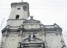  ??  ?? Pinturita. San Miguel Arcángel nació en 1720 pero la fachada neorrenace­ntista y el interior actuales son de Augusto Ferrari, padre del artista León Ferrari, crítico feroz de cristianis­mo. Augusto usó a su mujer como modelo para pintarla. Mitre 856.