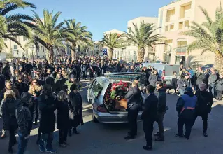  ??  ?? L’addio a Giampaolo Talani, ieri, a San Vincenzo; nella foto piccola, l’artista scomparso martedì