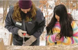  ?? LIZ ROSE FISHER ?? Volunteers from the Lake County Forest Preserve teach guests the process of transformi­ng sap
into syrup on its annual Maple Syrup hikes.