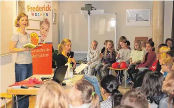  ?? FOTO: AYLIN DURAN ?? Silke Schlichtma­nn liest Grundschül­ern aus ihrem ersten Kinderbuch vor