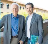  ??  ?? In Stanford holte sich Sebastian Kurz bei Physikprof­essor Friedrich Prinz Ezzes über Wasserstof­f als Energieque­lle.