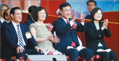  ??  ?? 前總統馬英九(左一)受邀出席國慶大會，節目表演時，總統蔡英文(右一)、立法院長蘇嘉全(右二)開心鼓掌，馬英九表情嚴肅。 (記者胡經周／攝影)