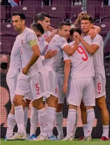  ?? EPA ?? Gioia La festa spagnola per il gol di Sarabia sommerso dai compagni