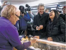  ?? Paul Chinn / The Chronicle ?? Sue Gardea (left) sells legal cannabis to Chris Conrad and wife Mikki Morris at the Berkeley Patients Group on Jan. 1.