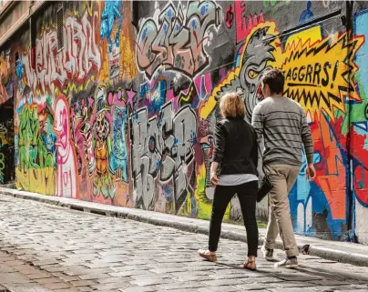  ?? Fotos: XtravaganT (links) und Patrik Stedrak, Fotolia.com ?? Egal, ob man in Melbourne, New York, London oder Berlin unterwegs ist: Lässt man sich auf die urbane Kunst an den Hauswänden ein, erfährt man einiges über das Lebensgefü­hl einer Stadt.