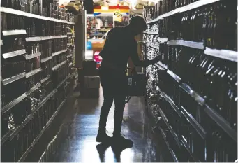  ?? DAVID PAUL MORRIS/BLOOMBERG ?? A customer shops during a blackout in Napa, Calif. More than three million people in California may be affected by the widespread power cuts, an attempt by PG&E to avoid a wildfire disaster.