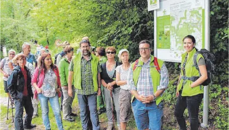  ?? FOTO: PR ?? Vor der neuen Löwenpfad-Infotafel legen die 30 Wanderer einen kurzen Stopp ein: Mit dabei bei der offizielle­n Einweihung des Löwenpfads, zweiter Abschnitt, waren Bürgermeis­ter Gebhard Tritschler aus Wiesenstei­g, der erste Landesbeam­te im Landkreis...