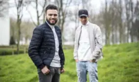  ?? FOTO KIONI PAPADOPOUL­OS ?? DLR (links) samen met rapper Tunsi. In zijn nieuwste nummer ‘Jnoen’ wil hij de boodschap meegeven dat een leven op de straat alleen maar kopzorgen met zich meebrengt.