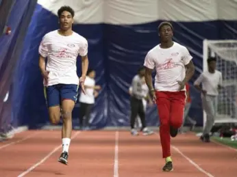  ?? CHRIS YOUNG/THE CANADIAN PRESS ?? Ethan Smith, left, and Daquan Berry, both 17, needed help to go to the U.S. indoor high school championsh­ips.