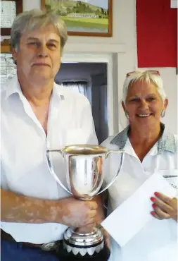  ??  ?? Gawie Rossouw receiving an award from the club’s president, Ronél Krige.