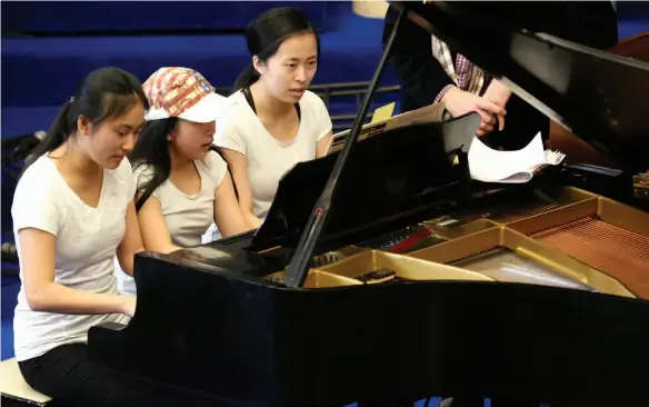  ?? CITIZEN PHOTO BY JAMES DOYLE ?? From left, the Li sisters, Nancy, 16, Grace, 12, and Katherine, 17, perform Stars and Stripes Forever on Saturday at the Evangelica­l Free Church during the last day of the Prince George Music Festival.