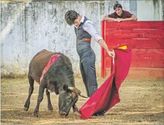  ?? EL PAÍS ?? Preparació­n. Pablo Aguado toreando en Zacatecas (México), el pasado martes, antes de la jornada.