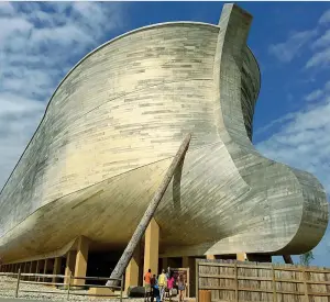  ??  ?? Fedele ricostruzi­one L’Arca del Kentucky. Il suo ideatore Ken Ham: «La verità? Sta nella Genesi»