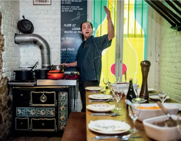  ??  ?? Créateur de la Cave de l’os à moelle (Paris 15e), le chef Thierry Faucher redonne vie à la tradition de la table d'hôtes. Chaque jour, il propose pour 25 euros une incroyable formule avec entrée, plat, fromage et dessert à volonté.