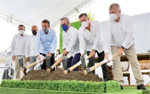  ?? RICARDO FLETE ?? Luis Abinader y ejecutivos de Nestlé dan el primer picazo para la construcci­ón de una caldera de biomasa.