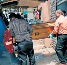  ??  ?? Parientes llegaron ayer a Medicina Forense de Tegucigalp­a para retirar el cadáver de la profesiona­l de la Salud.