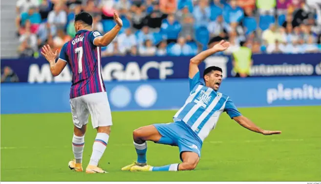  ?? PEPE GÓMEZ ?? Juanfran Moreno, ante Quique en el partido ante el Eibar.