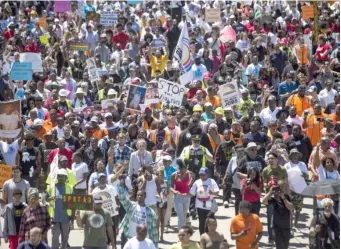  ?? ASHLEE REZIN/SUN-TIMES ?? Demonstrat­ors pour onto the Dan Ryan Expressway Saturday morning.