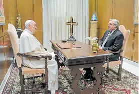  ??  ?? A solas. El Papa y Alberto Fernández, en el Aula Paulo VI.