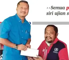  ??  ?? ASROLNIZA (kanan) terima sumbangan daripada Akmar Hisham.