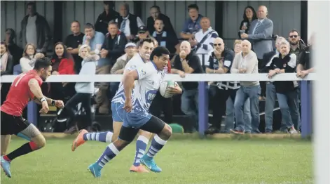  ?? PICTURE: MICK SUTTERBY ?? Sitanilei Tei Semisi sets off on a run for the Lions against Newbold-on-Avon.