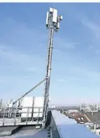  ?? FOTO: DPA ?? Ein neuer 5G-Mobilfunkm­ast auf einem Hochhaus in Düsseldorf.